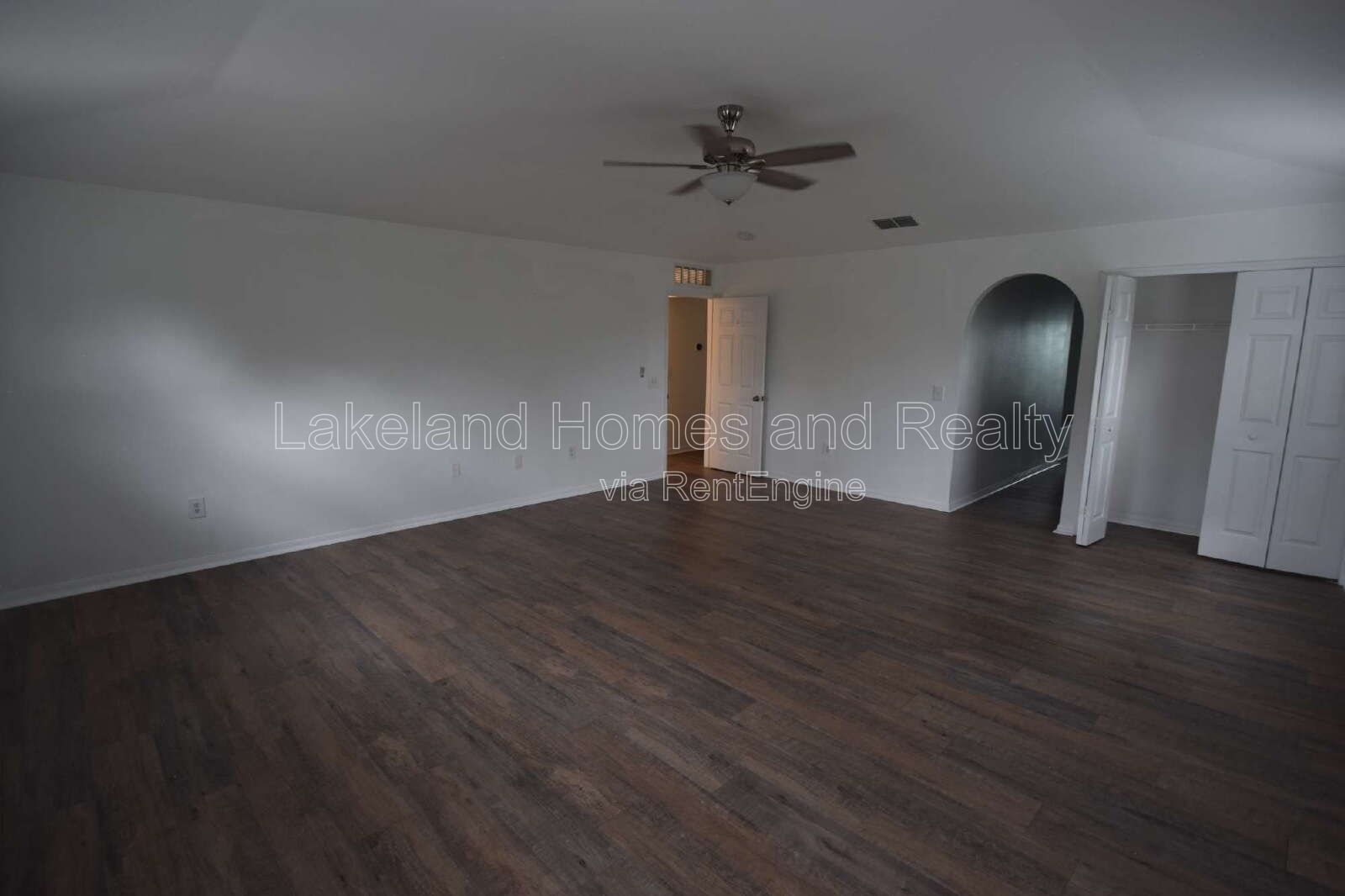 Spacious 5-Bedroom Oasis with 3.5 Baths on Spanish Oaks Dr, Lakeland! property image