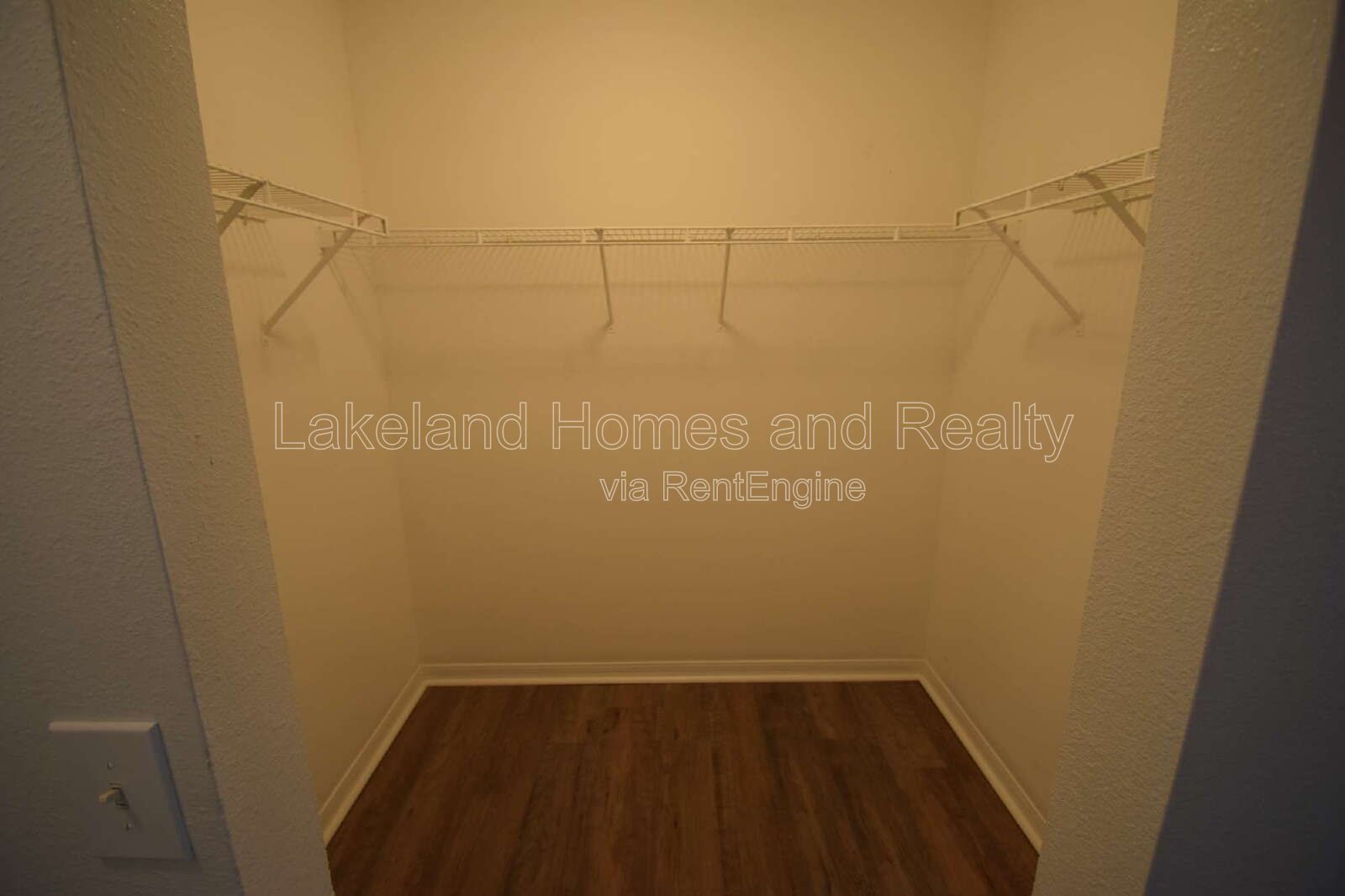 Spacious 5-Bedroom Oasis with 3.5 Baths on Spanish Oaks Dr, Lakeland! property image