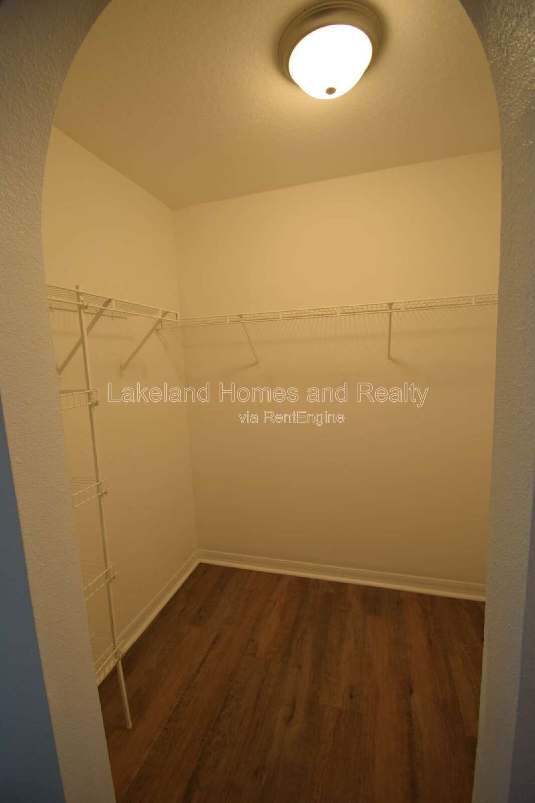 Spacious 5-Bedroom Oasis with 3.5 Baths on Spanish Oaks Dr, Lakeland! property image