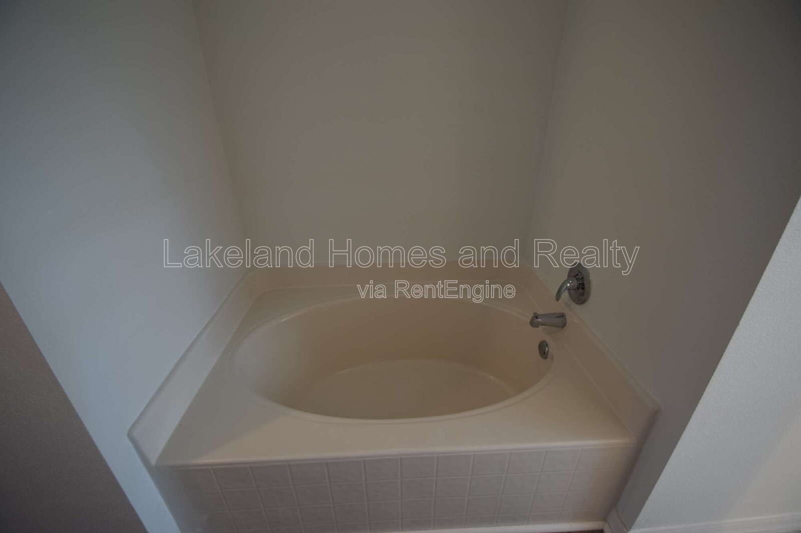 Spacious 5-Bedroom Oasis with 3.5 Baths on Spanish Oaks Dr, Lakeland! property image