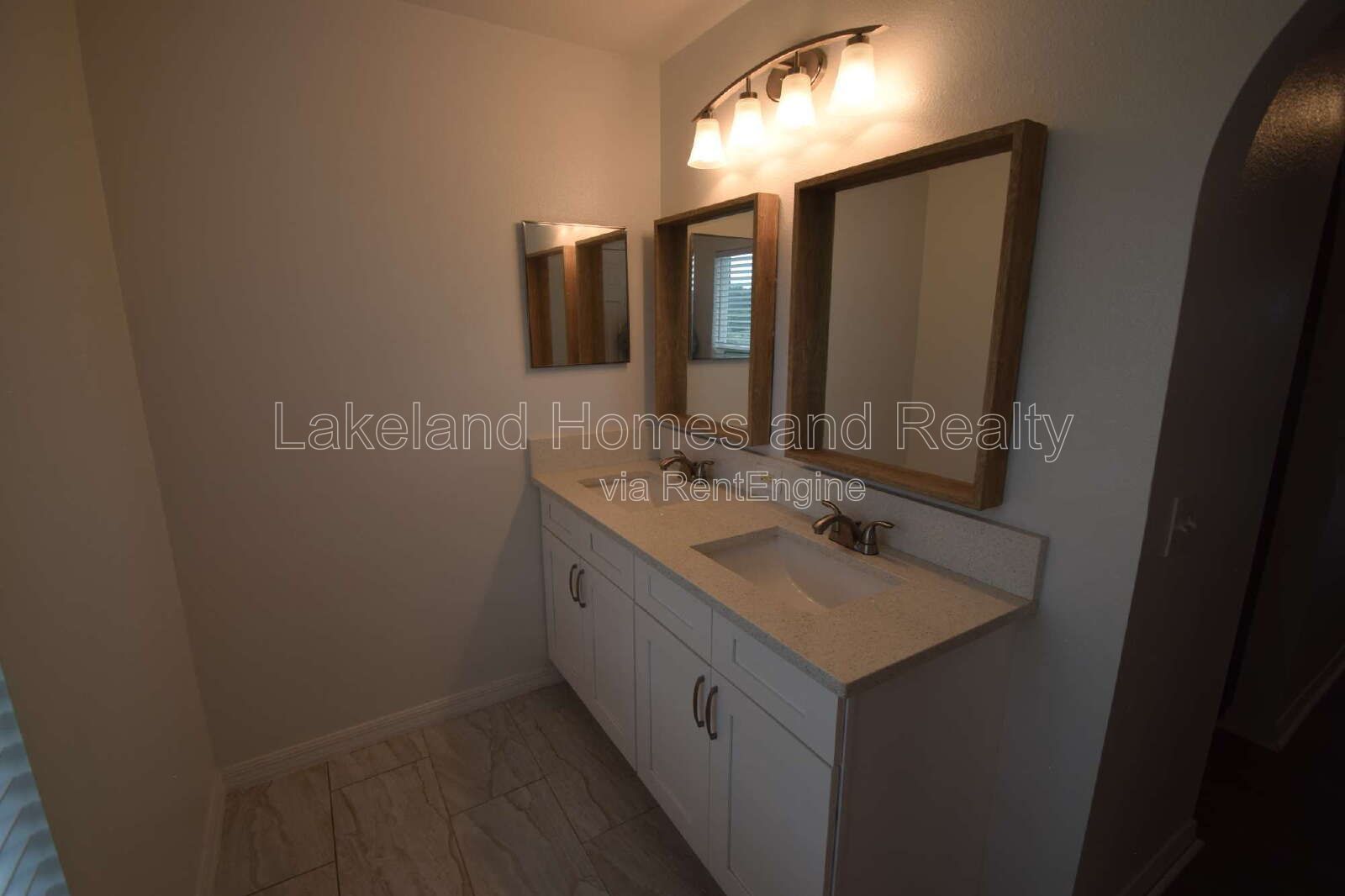 Spacious 5-Bedroom Oasis with 3.5 Baths on Spanish Oaks Dr, Lakeland! property image