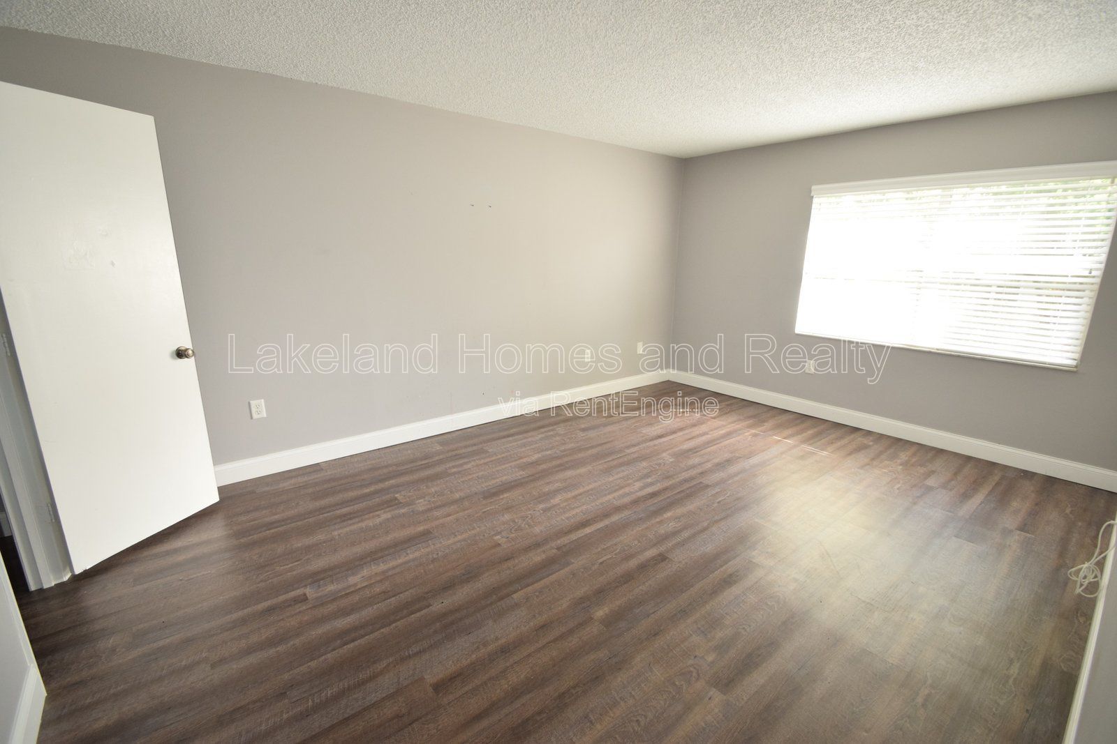 Stylish 2BR Apartment in Central Lakeland – Parking Included! property image