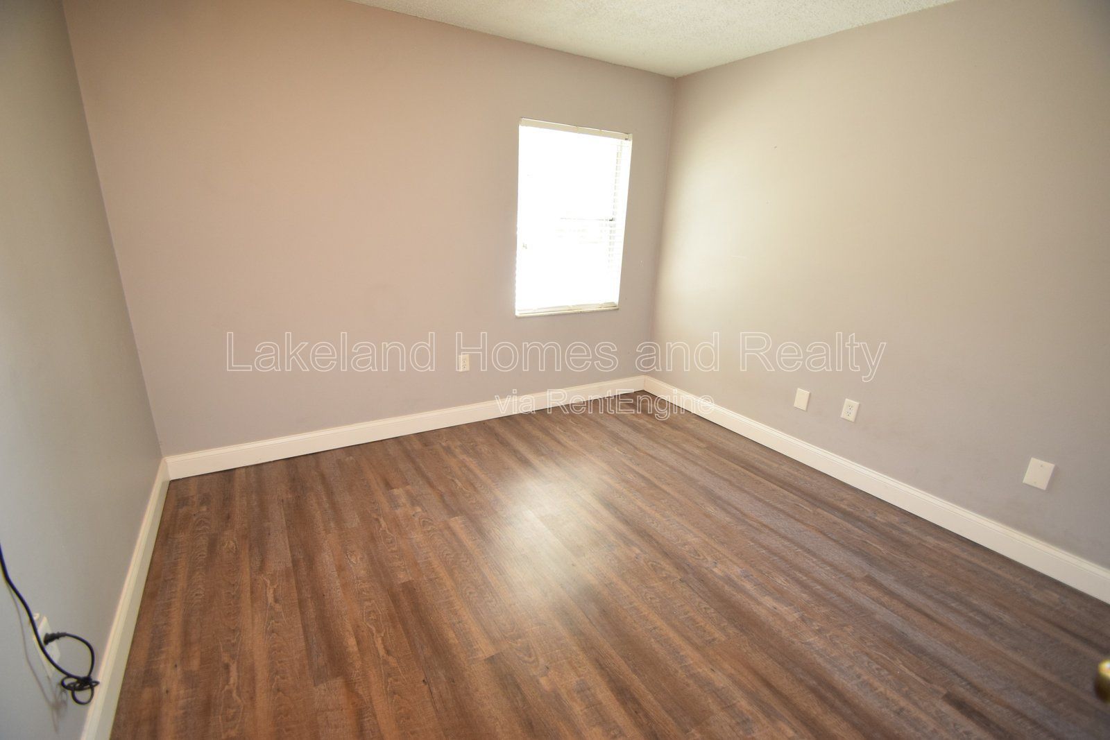 Stylish 2BR Apartment in Central Lakeland – Parking Included! property image