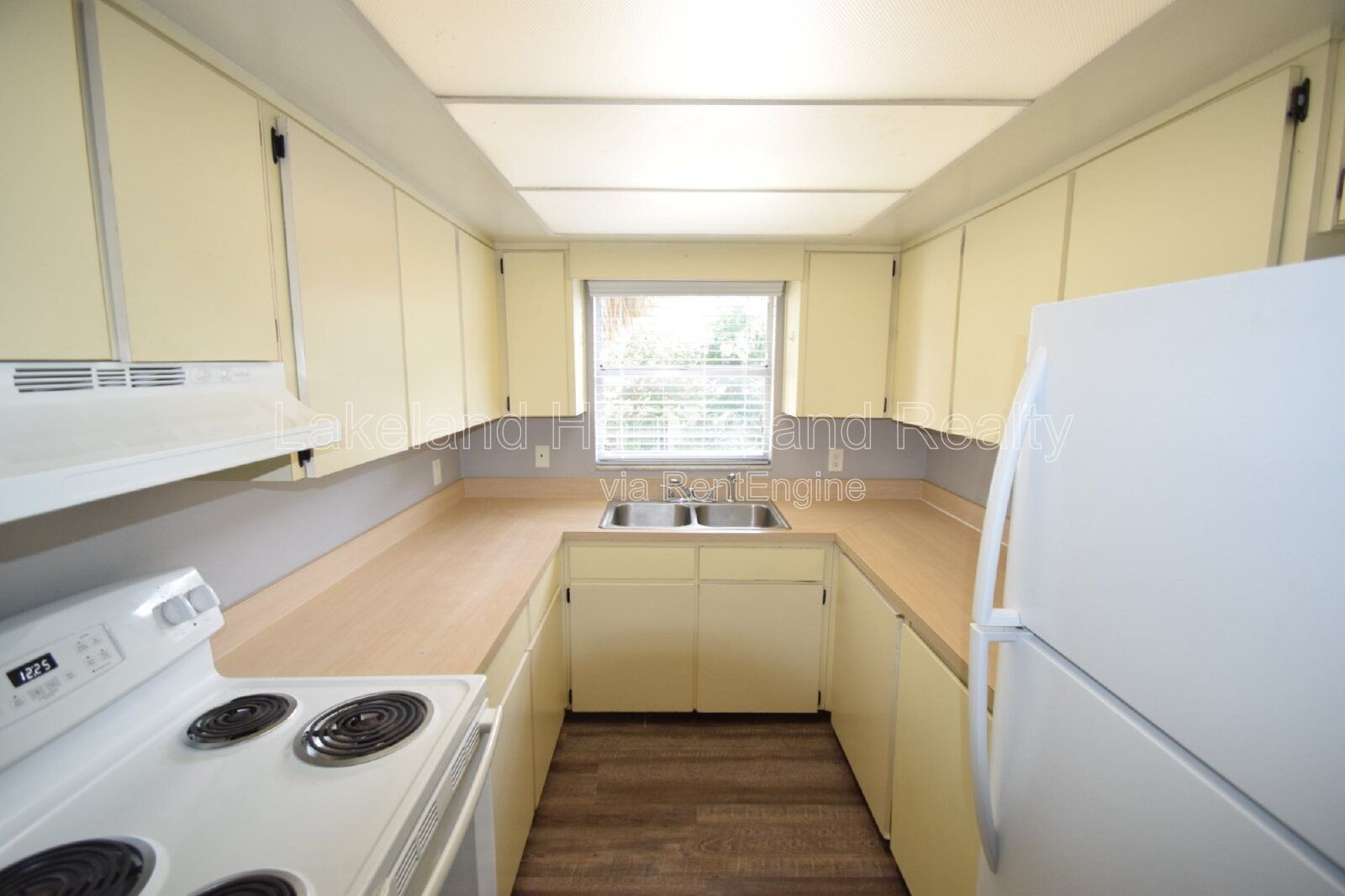 Stylish 2BR Apartment in Central Lakeland – Parking Included! property image