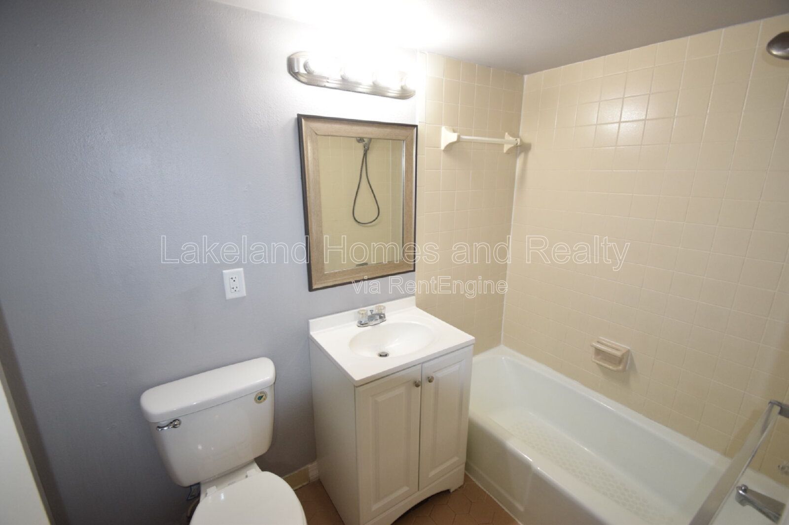 Stylish 2BR Apartment in Central Lakeland – Parking Included! property image