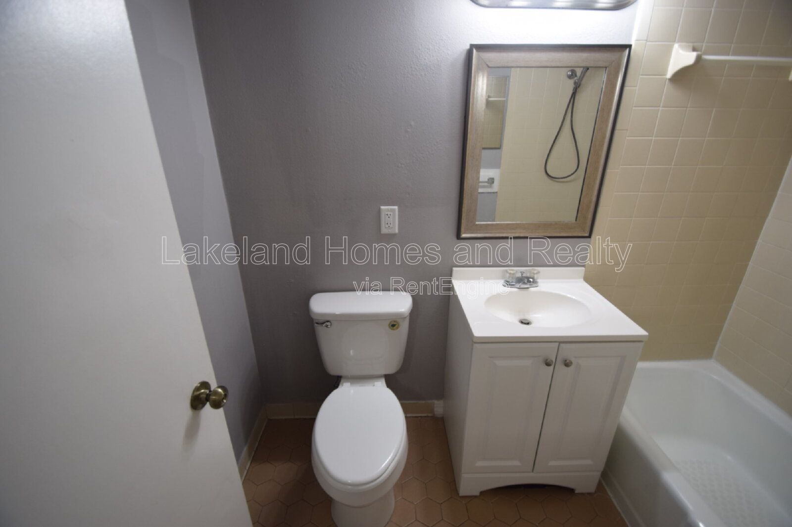 Stylish 2BR Apartment in Central Lakeland – Parking Included! property image