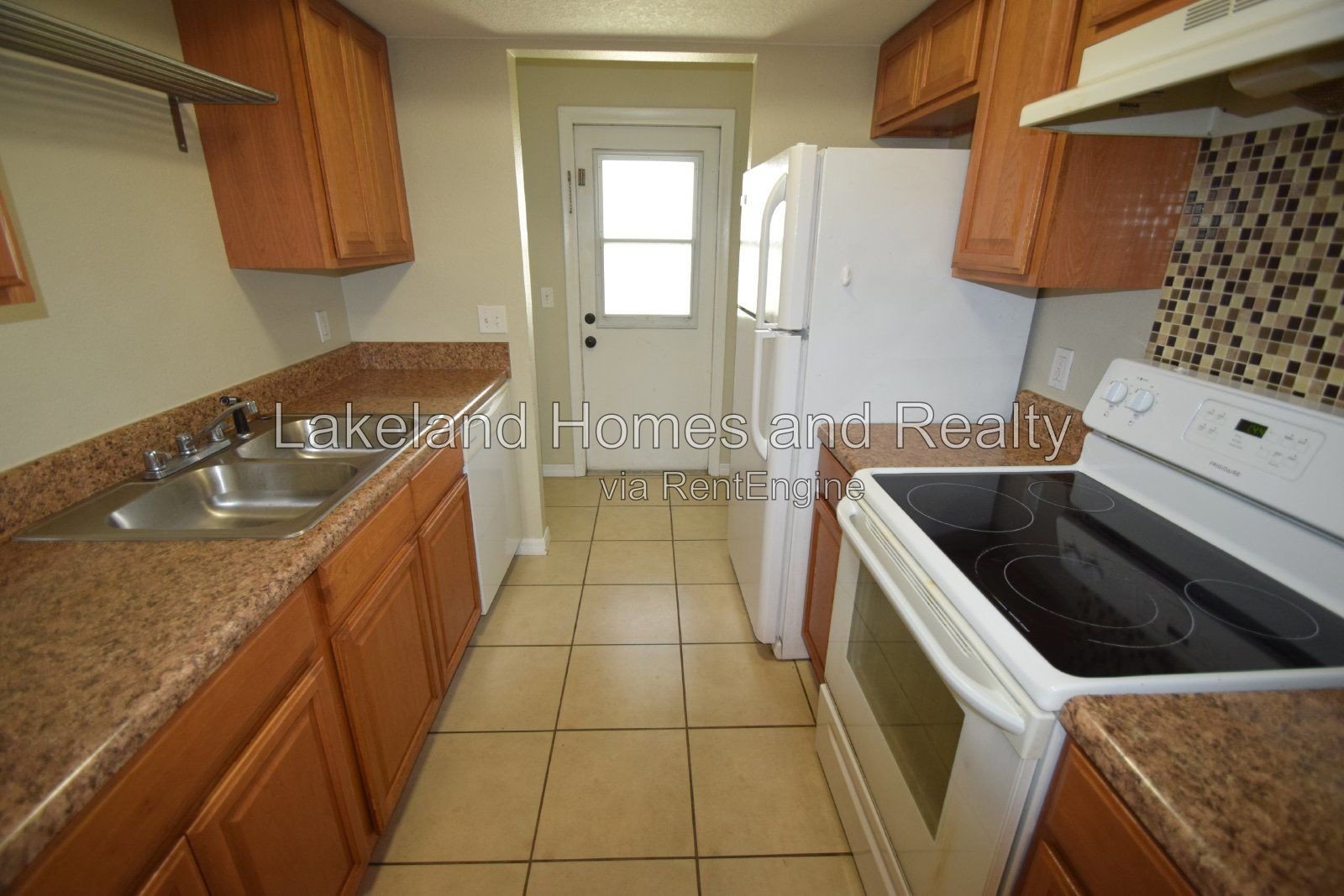 Charming 2-Bed Oasis in Auburndale: Cozy Comfort with 1.5 Baths! property image