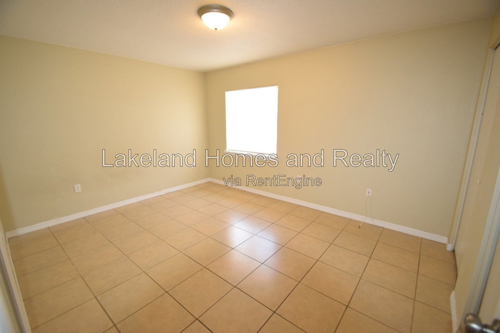 Charming 2-Bed Oasis in Auburndale: Cozy Comfort with 1.5 Baths! property image