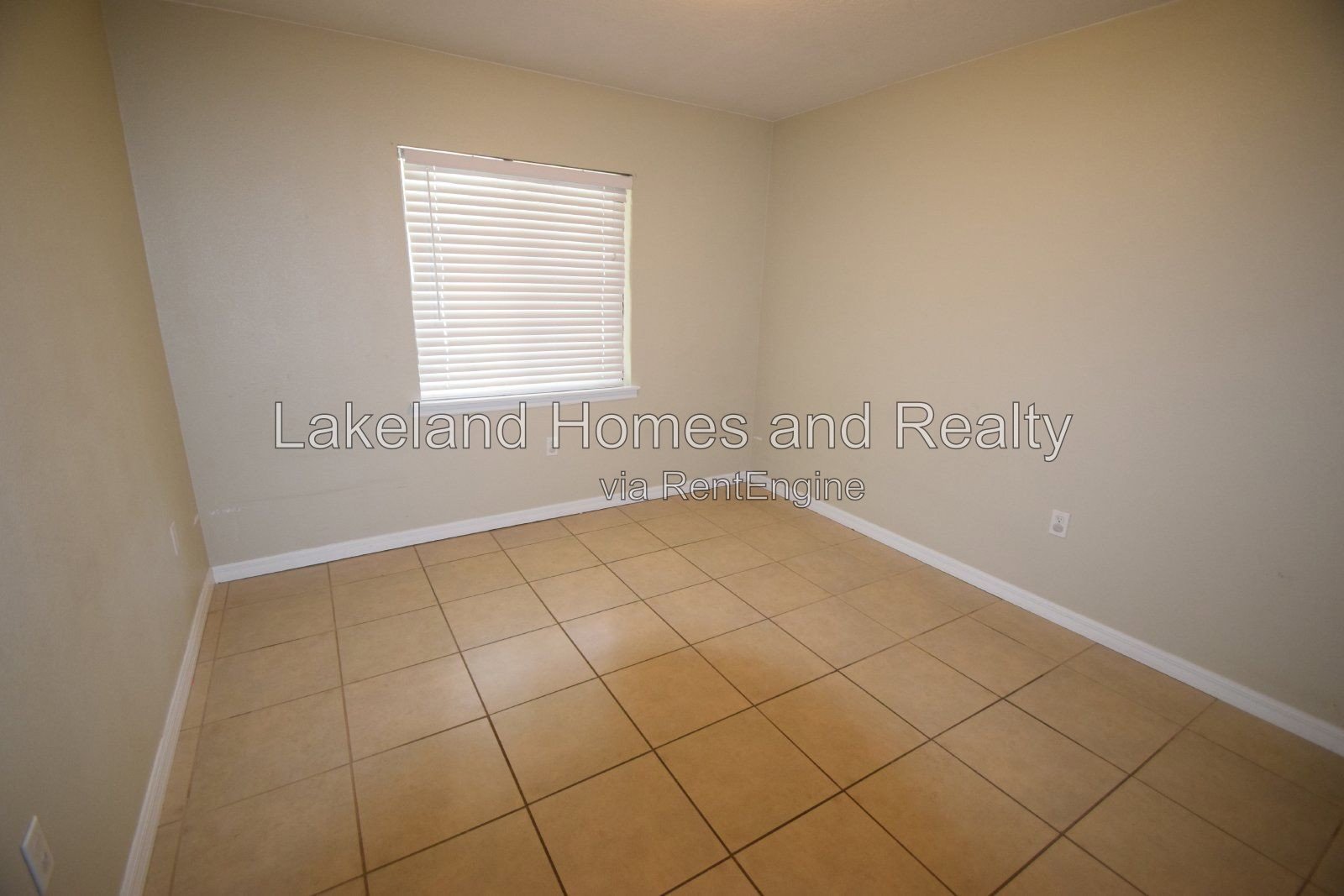 Charming 2-Bed Oasis in Auburndale: Cozy Comfort with 1.5 Baths! property image