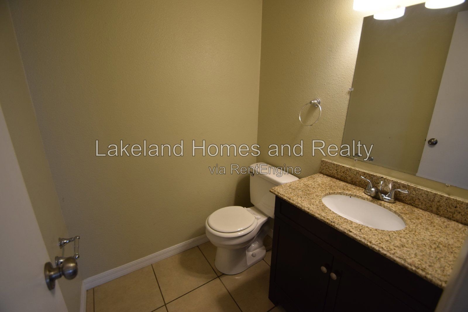 Charming 2-Bed Oasis in Auburndale: Cozy Comfort with 1.5 Baths! property image