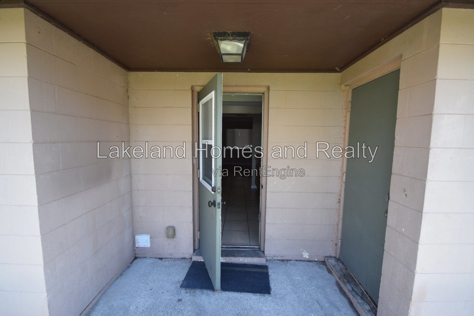 Charming 2-Bed Oasis in Auburndale: Cozy Comfort with 1.5 Baths! property image