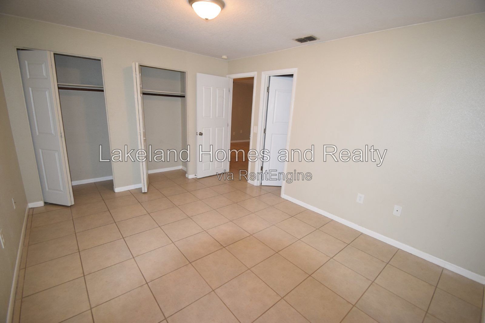 Charming 2-Bed Haven with Modern Comfort in Auburndale! property image