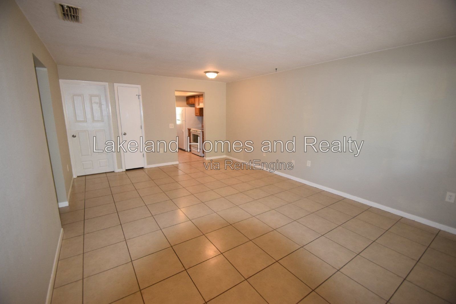 Charming 2-Bed Haven with Modern Comfort in Auburndale! property image