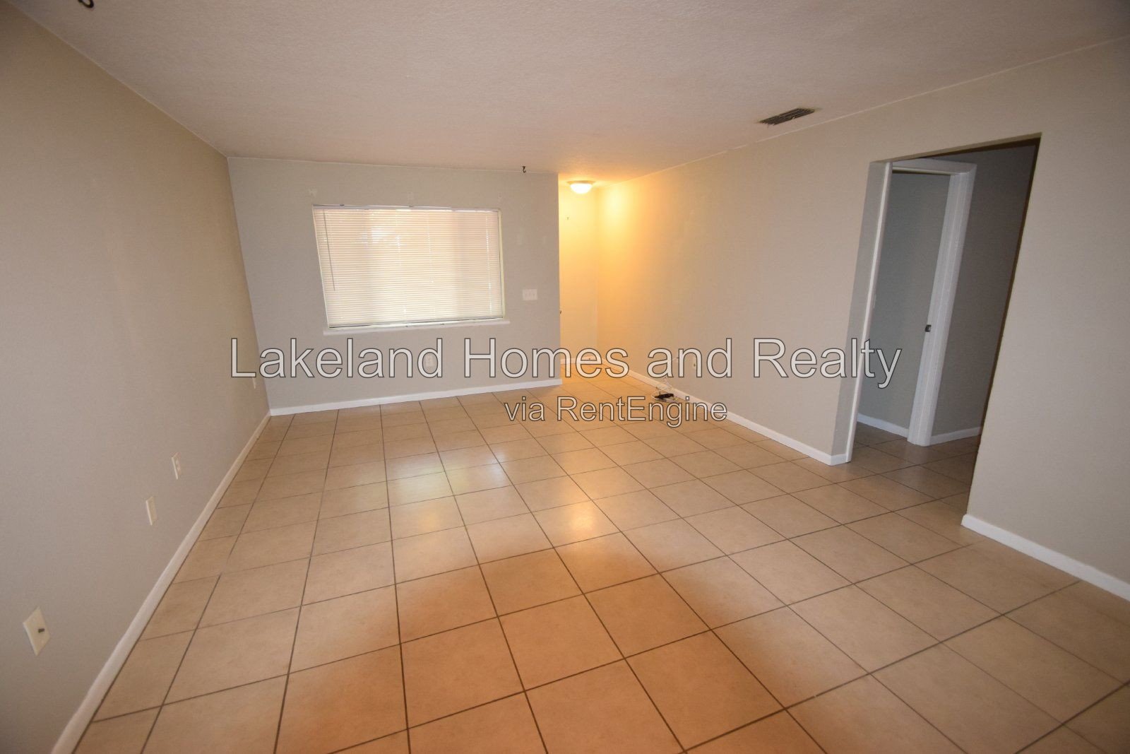 Charming 2-Bed Haven with Modern Comfort in Auburndale! property image