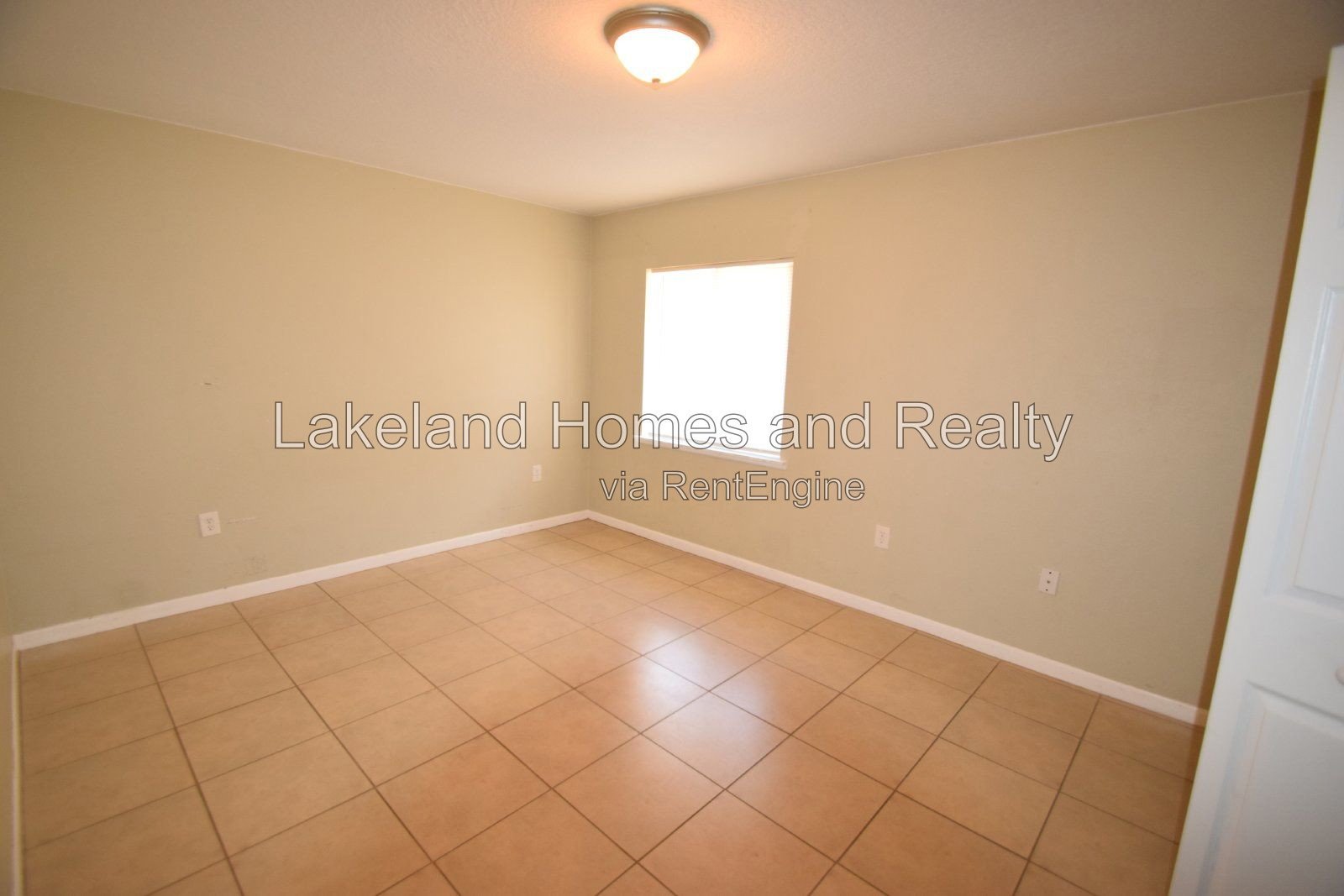 Charming 2-Bed Haven with Modern Comfort in Auburndale! property image