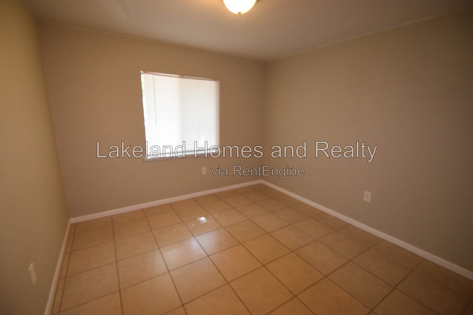 Charming 2-Bed Haven with Modern Comfort in Auburndale! property image