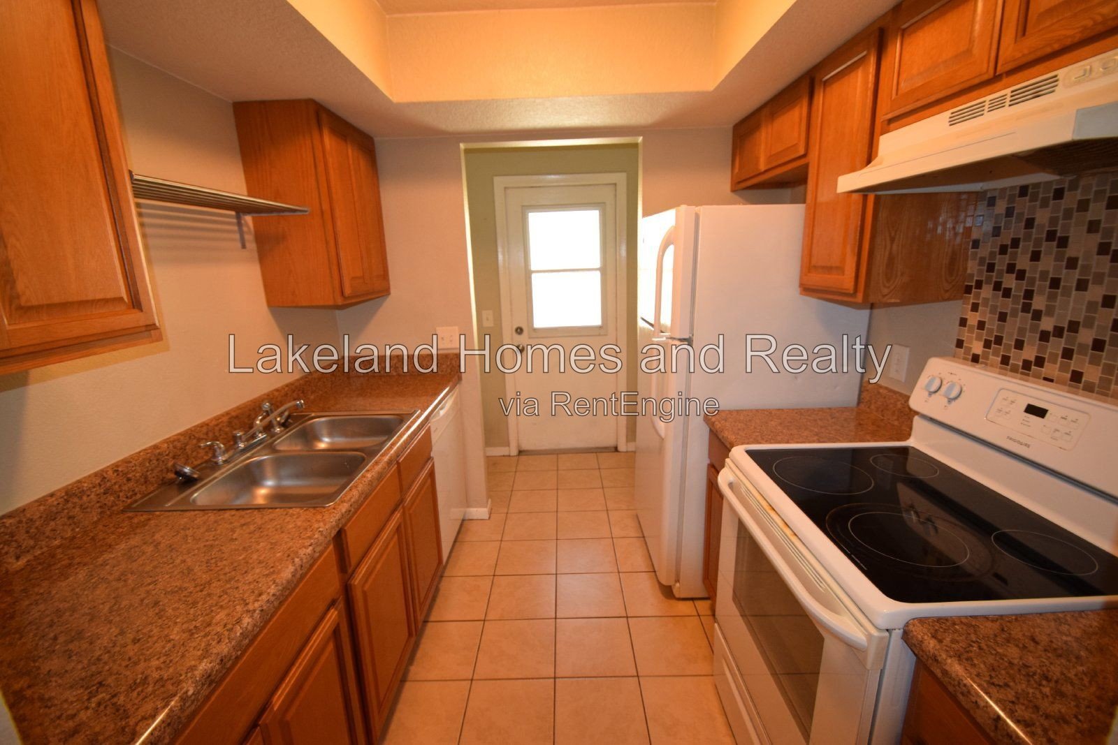Charming 2-Bed Haven with Modern Comfort in Auburndale! property image