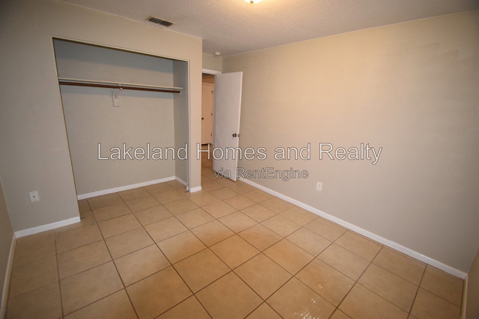 Charming 2-Bed Haven with Modern Comfort in Auburndale! property image