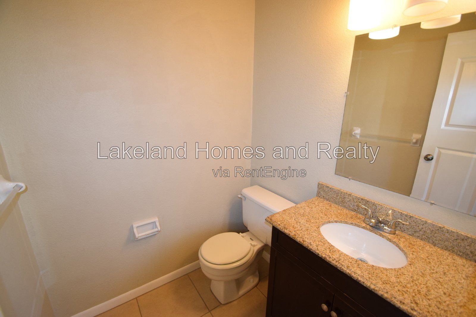 Charming 2-Bed Haven with Modern Comfort in Auburndale! property image
