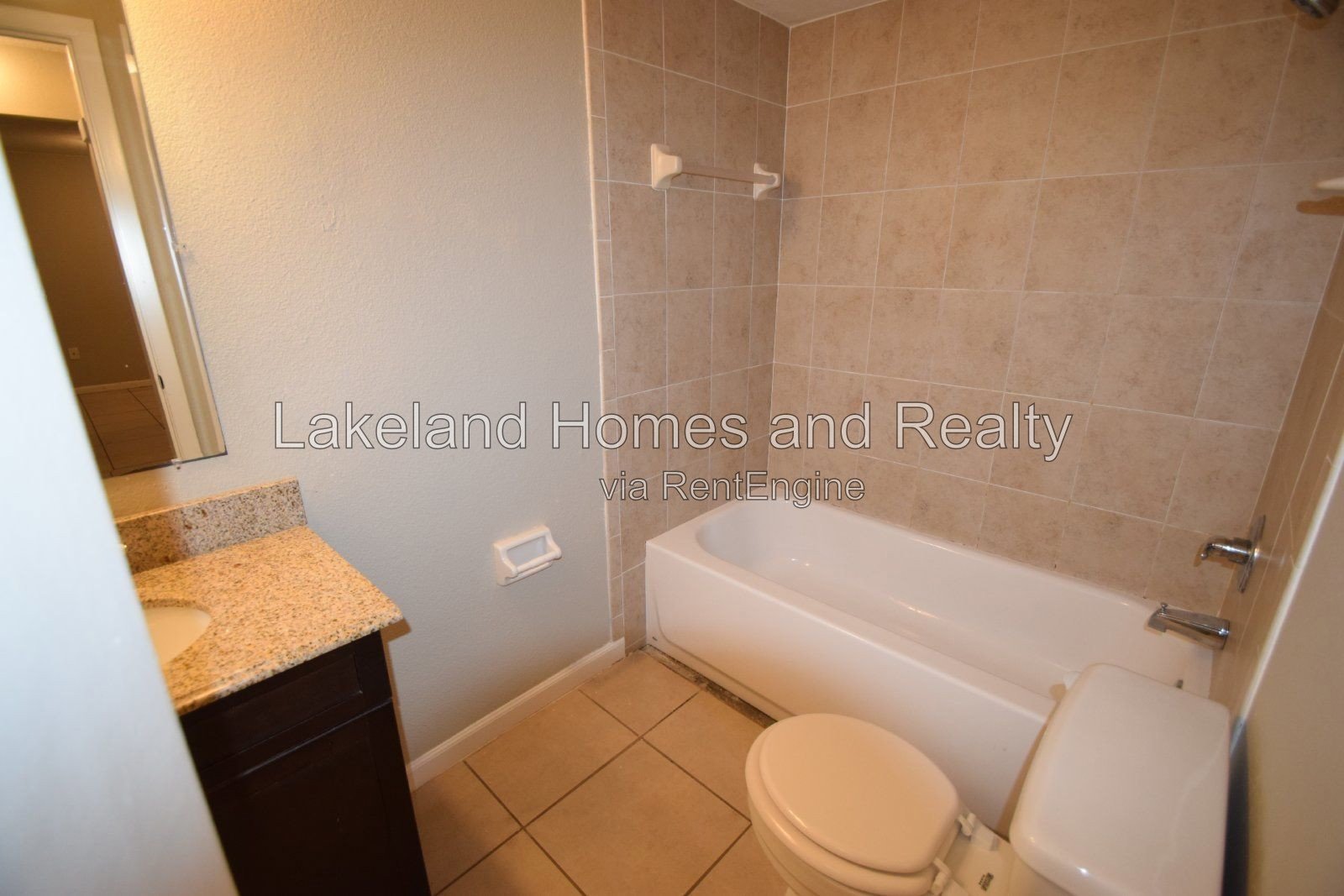 Charming 2-Bed Haven with Modern Comfort in Auburndale! property image
