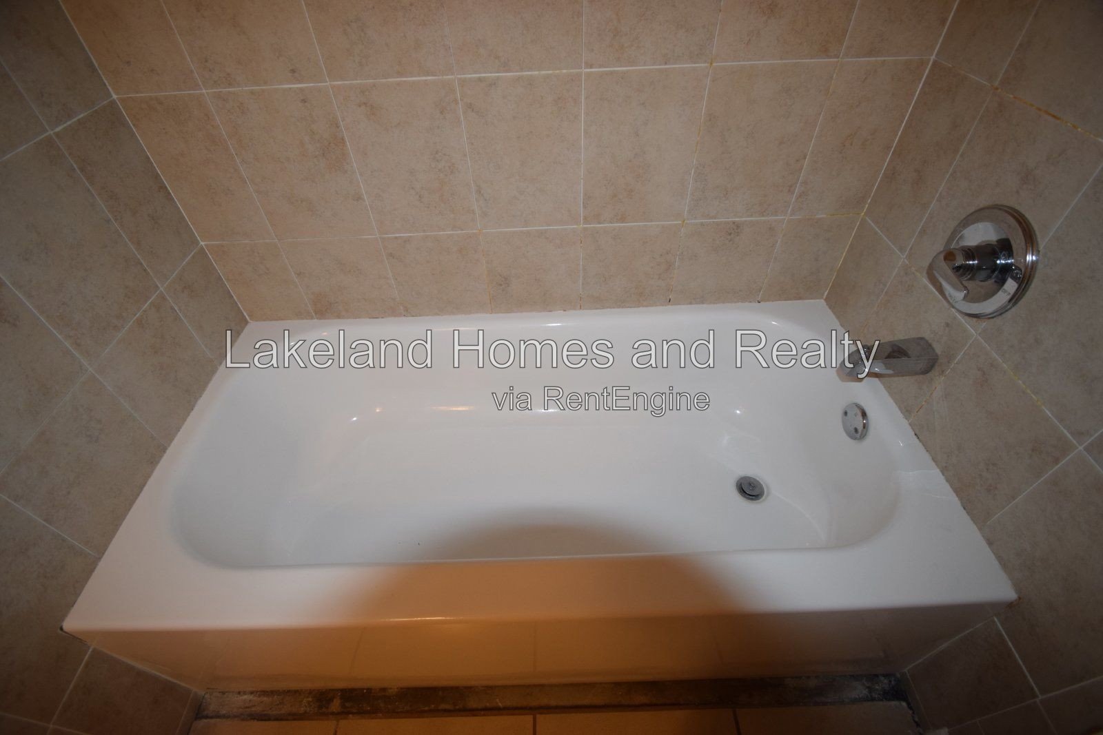 Charming 2-Bed Haven with Modern Comfort in Auburndale! property image