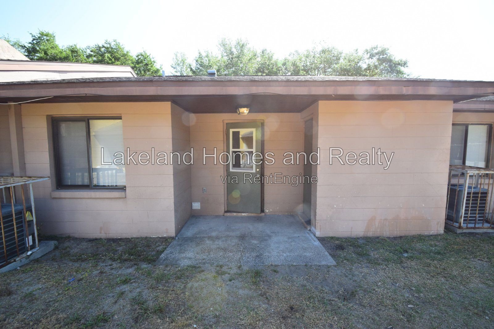 Charming 2-Bed Haven with Modern Comfort in Auburndale! property image
