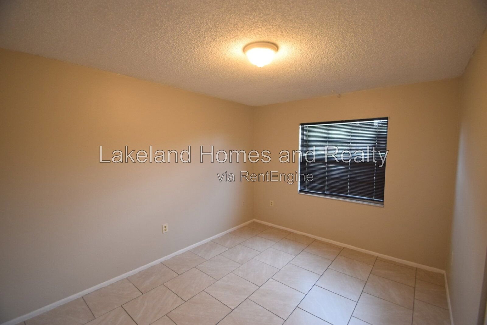 Charming 2-Bed Haven in Lakeland – Cozy, Convenient, and Ready for You property image