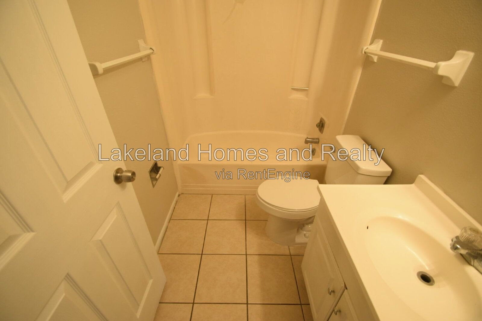 Charming 2-Bed Haven in Lakeland – Cozy, Convenient, and Ready for You property image