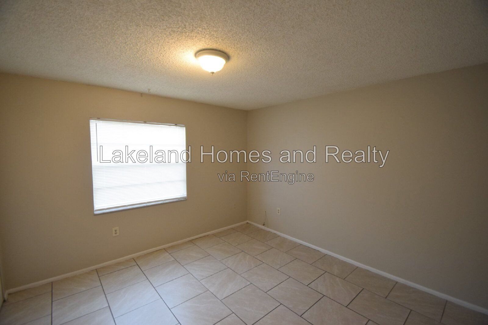 Charming 2-Bed Haven in Lakeland – Cozy, Convenient, and Ready for You property image