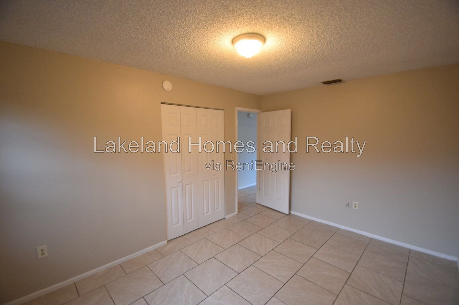 Charming 2-Bed Haven in Lakeland – Cozy, Convenient, and Ready for You property image