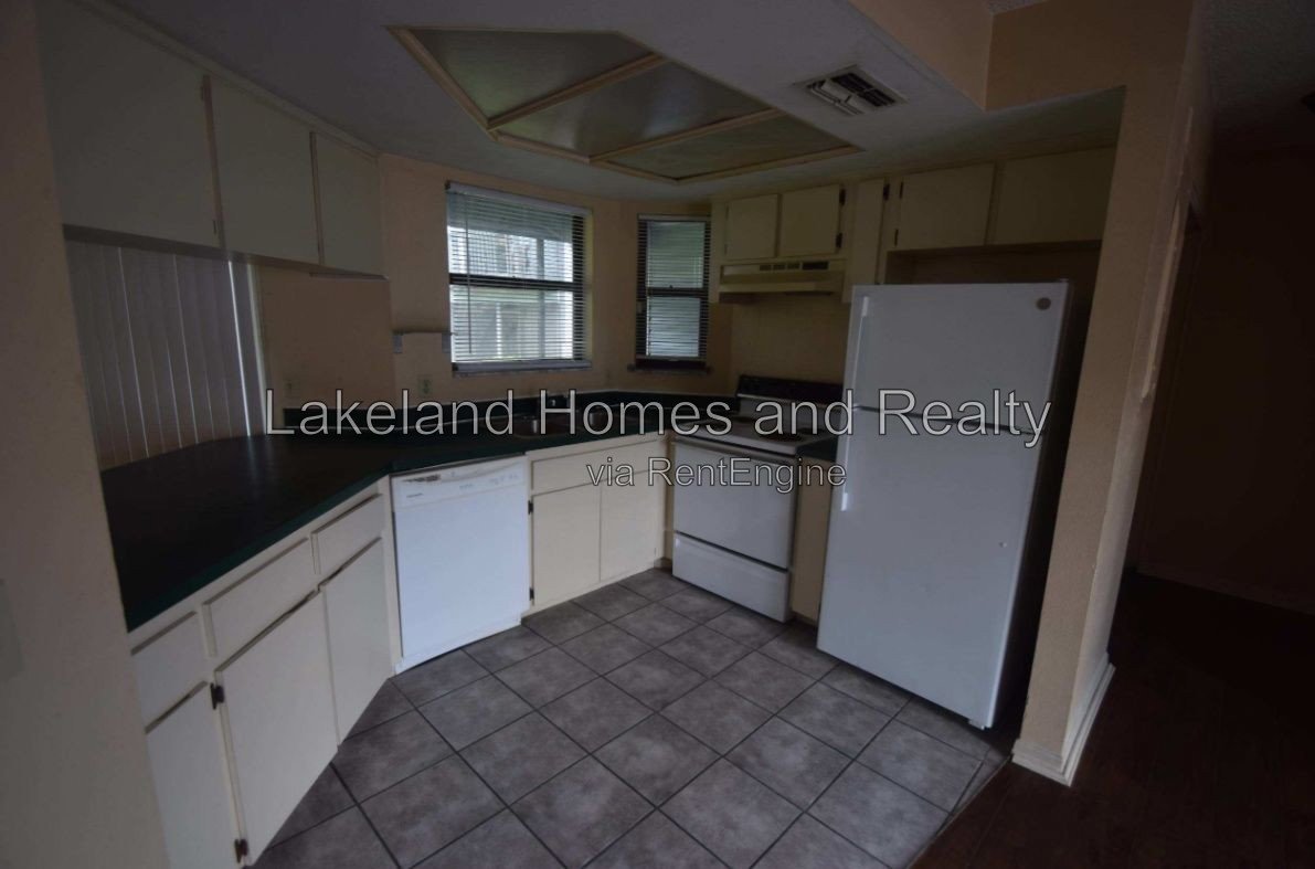 Spacious 2-Bed Home with 1.5 Baths in Lakeland – 1,977 Sq. Ft. of Comfort property image