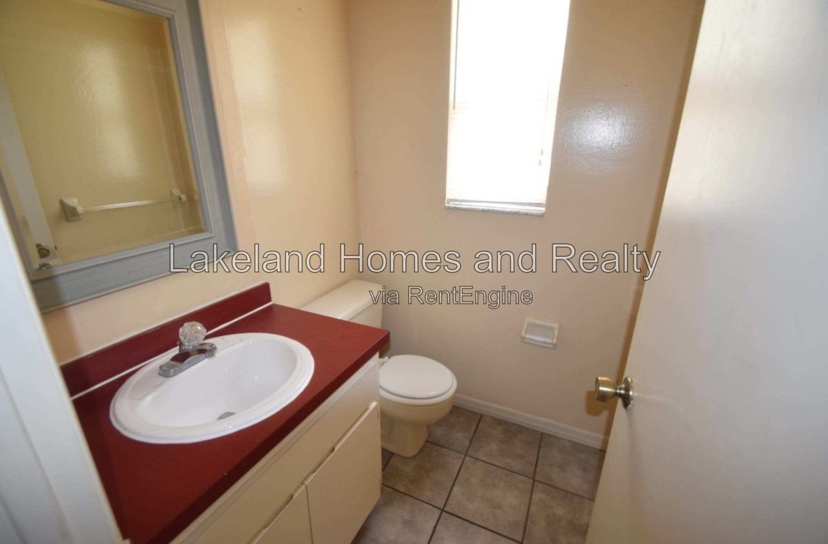 Spacious 2-Bed Home with 1.5 Baths in Lakeland – 1,977 Sq. Ft. of Comfort property image