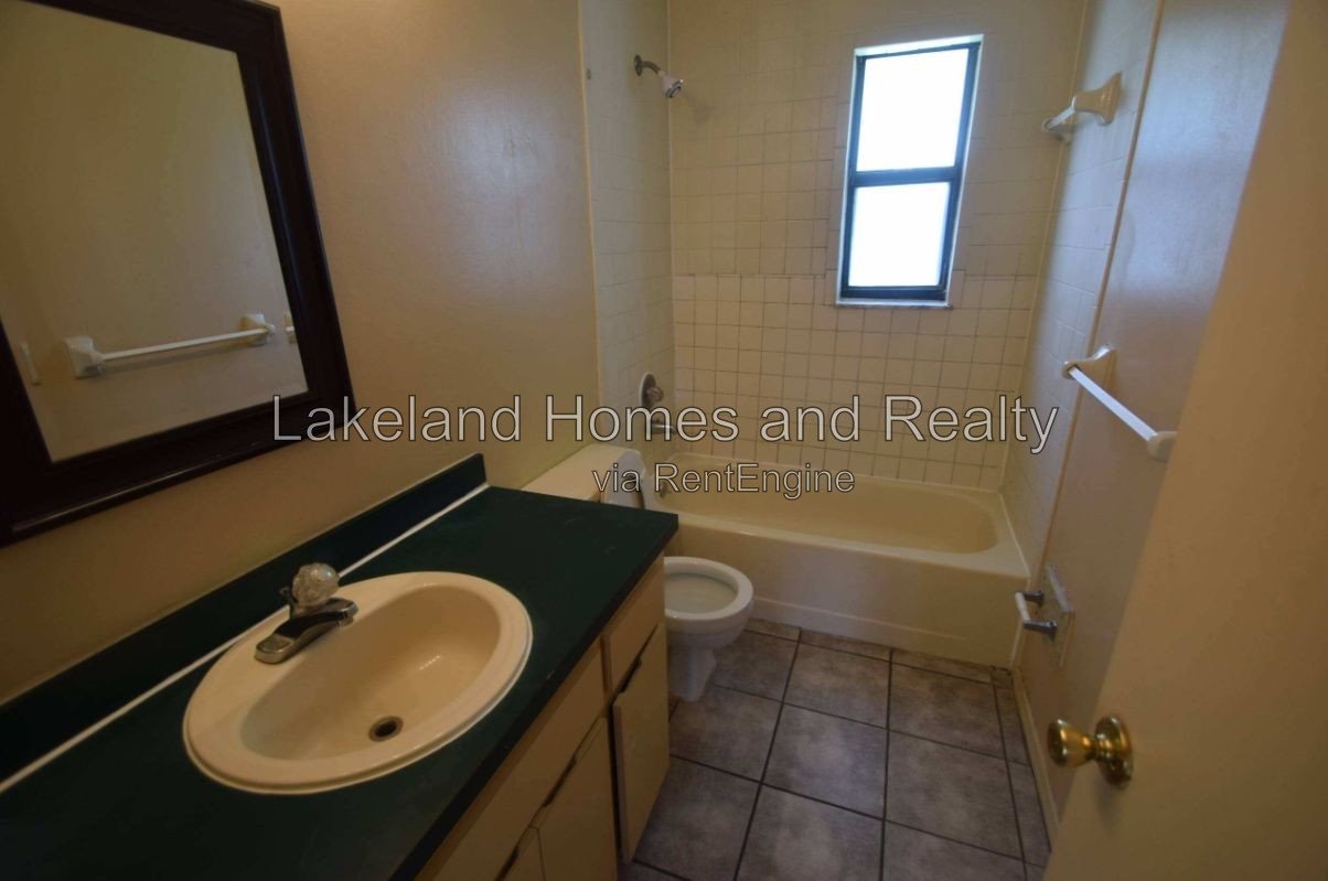 Spacious 2-Bed Home with 1.5 Baths in Lakeland – 1,977 Sq. Ft. of Comfort property image