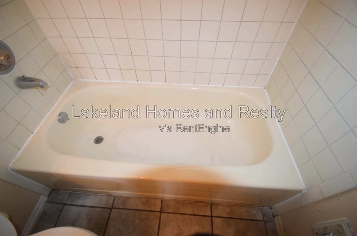 Spacious 2-Bed Home with 1.5 Baths in Lakeland – 1,977 Sq. Ft. of Comfort property image