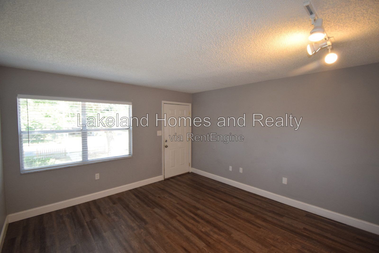 Modern 2 Bedroom Rental in Lakeland, FL - Prime Location and Comfortable Living property image