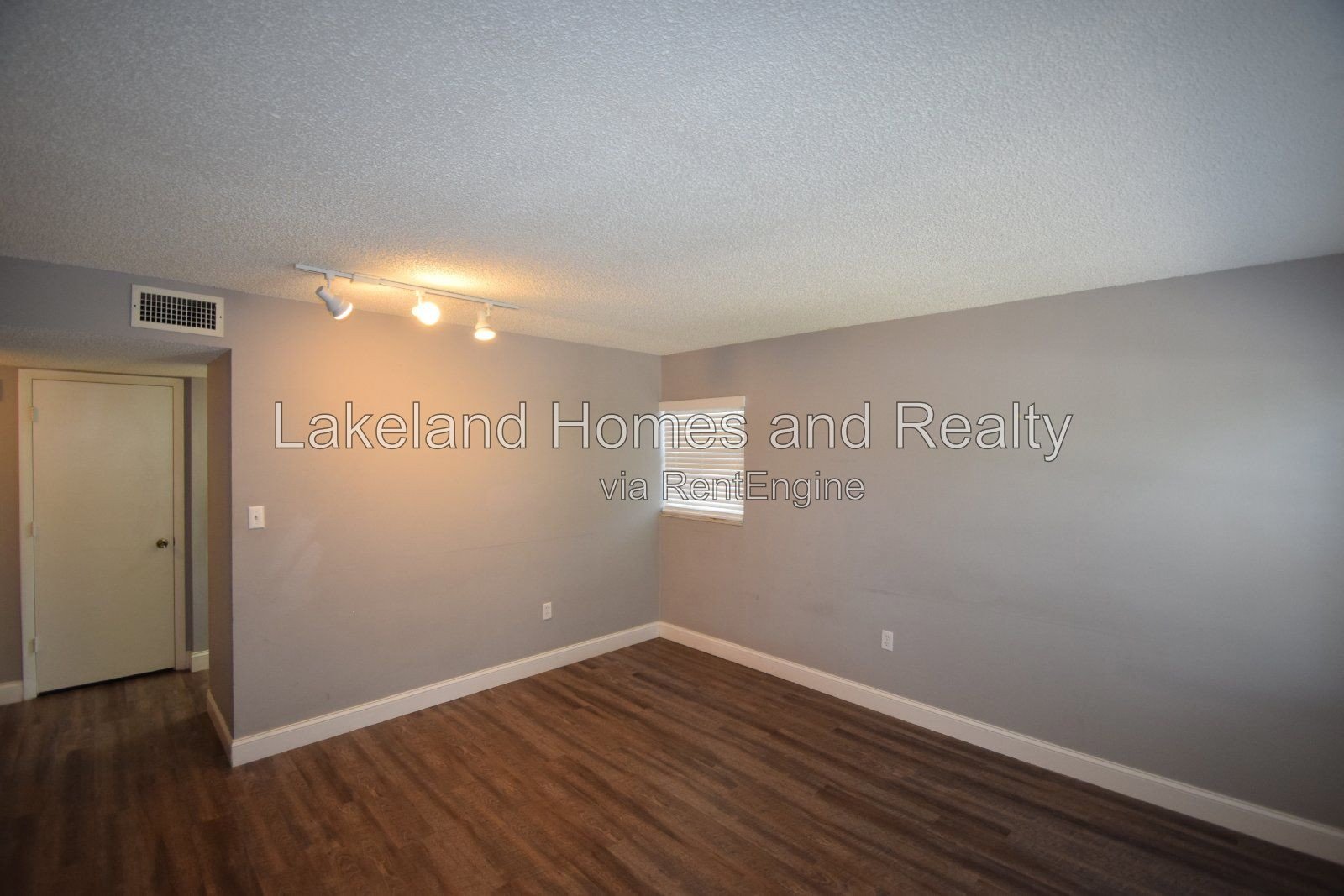 Modern 2 Bedroom Rental in Lakeland, FL - Prime Location and Comfortable Living property image