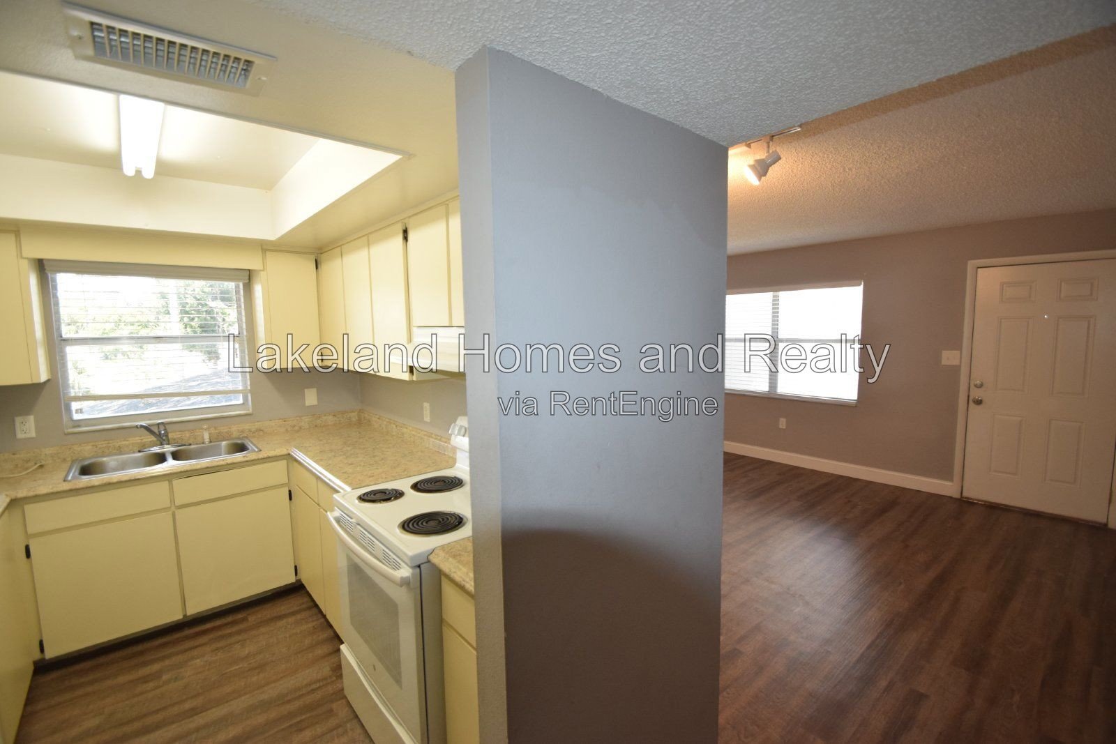 Modern 2 Bedroom Rental in Lakeland, FL - Prime Location and Comfortable Living property image