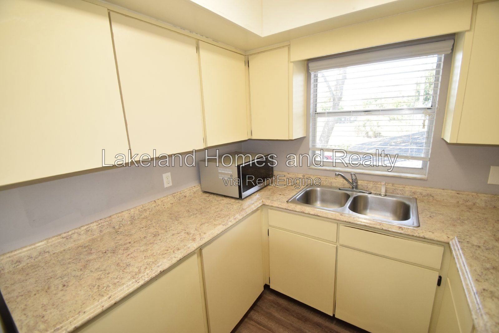 Modern 2 Bedroom Rental in Lakeland, FL - Prime Location and Comfortable Living property image