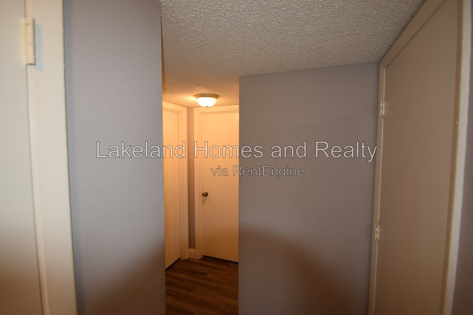 Modern 2 Bedroom Rental in Lakeland, FL - Prime Location and Comfortable Living property image
