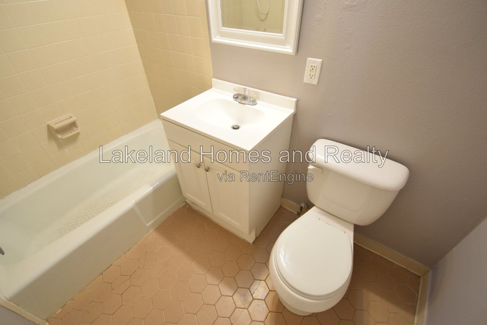 Modern 2 Bedroom Rental in Lakeland, FL - Prime Location and Comfortable Living property image