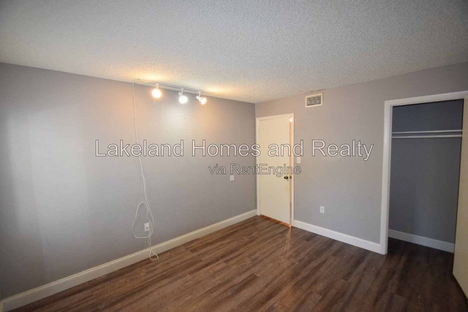 Modern 2 Bedroom Rental in Lakeland, FL - Prime Location and Comfortable Living property image