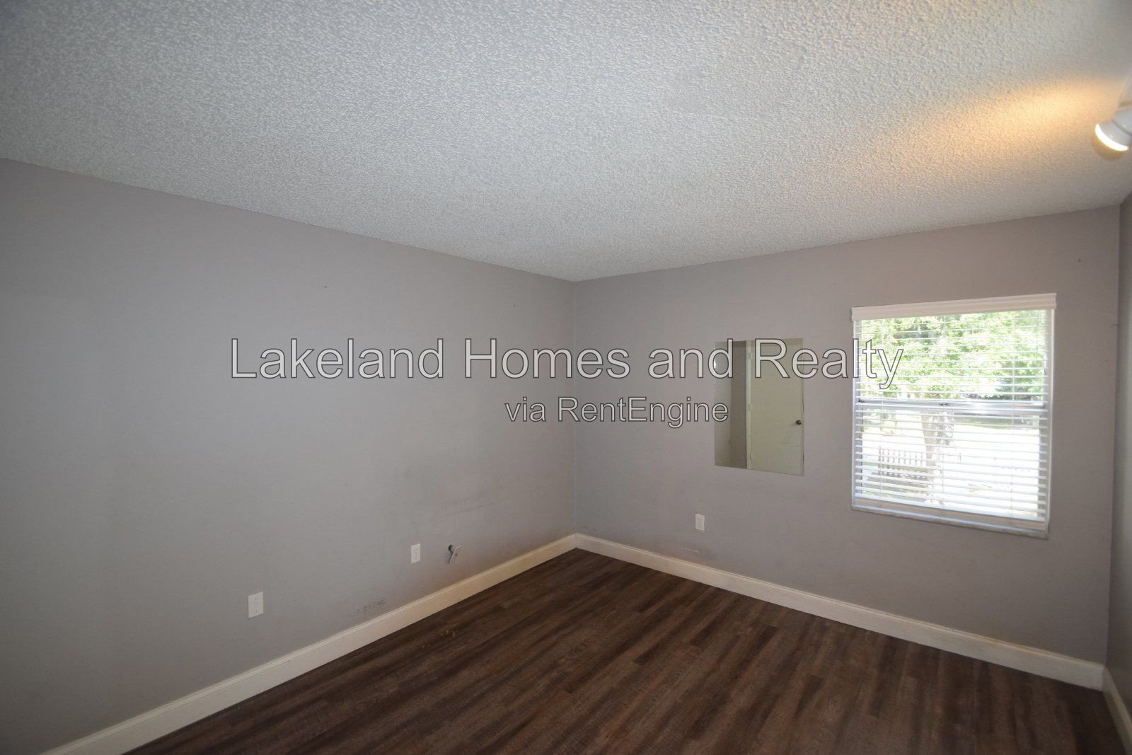 Modern 2 Bedroom Rental in Lakeland, FL - Prime Location and Comfortable Living property image