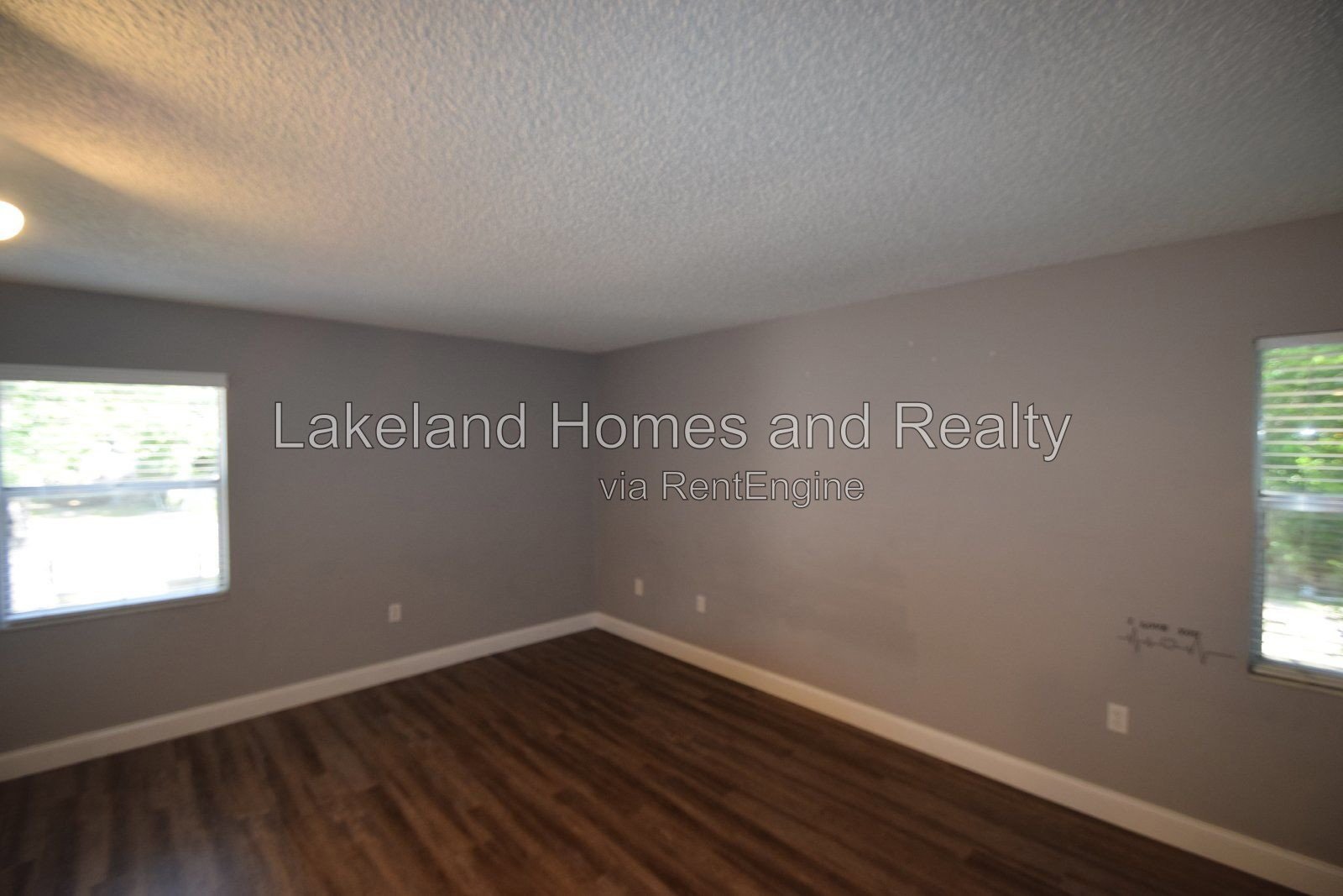 Modern 2 Bedroom Rental in Lakeland, FL - Prime Location and Comfortable Living property image